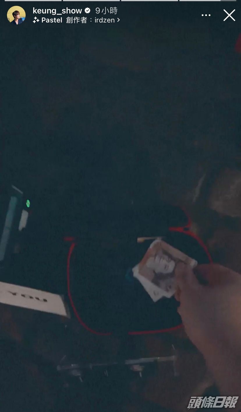 姜濤上前打賞賣藝者。